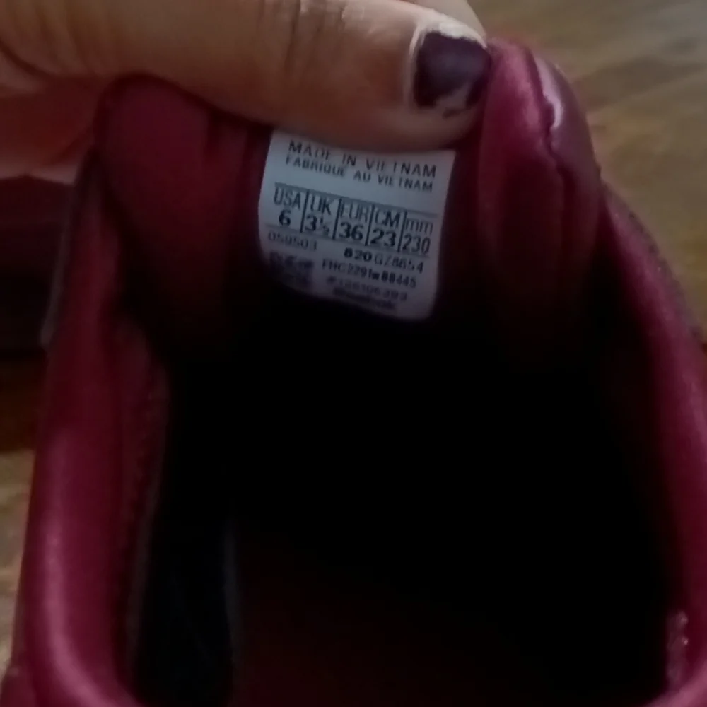 Size 6 Reebok shoes - Picture 2 of 3